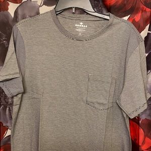 Men’s crew neck pocket shirt. I have medium .